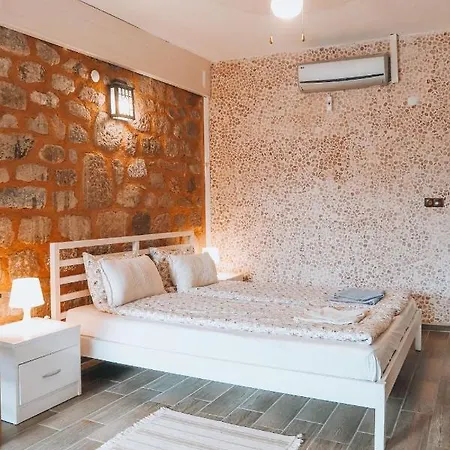 Attalos Hotel 2*